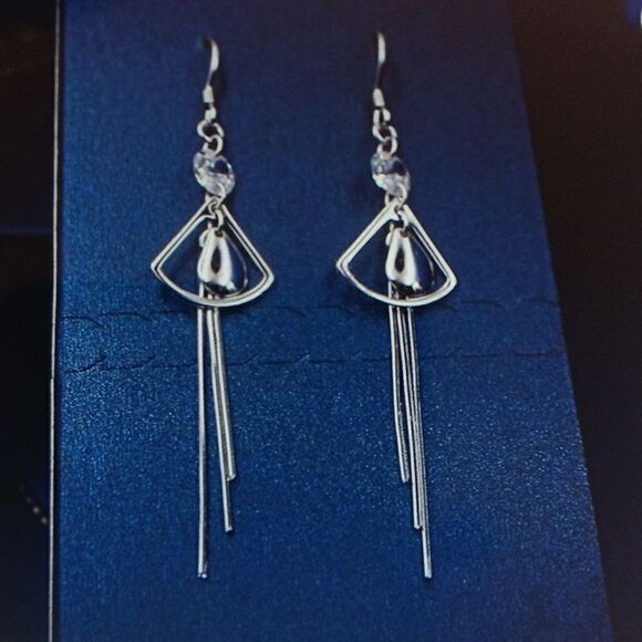 LE YI Drop Dangle Earrings New In Box - Picture 4 of 6
